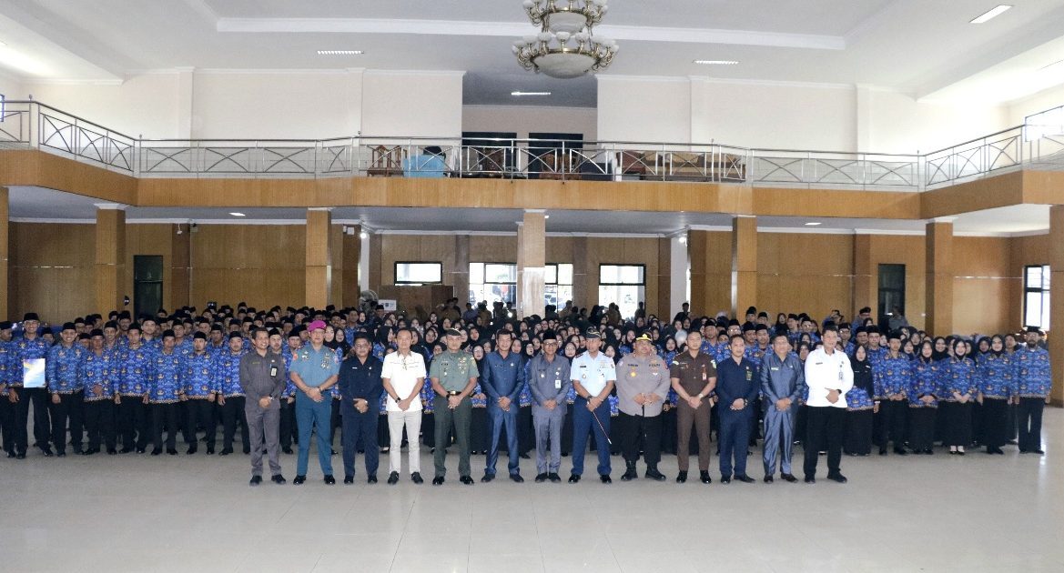 Bupati Kukuhkan Kepala SD, PPPK Tahap I dan CPNS Pemkab Belitung