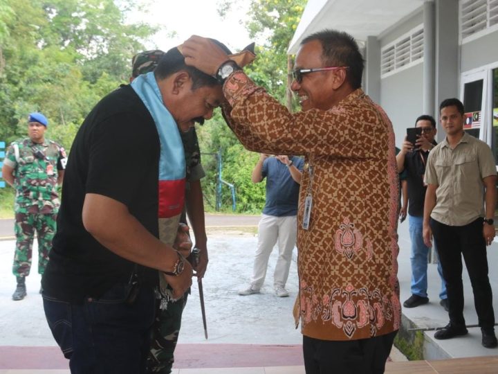 Bupati Belitung Djony Alamsyah Hidayat, S.Sos Sambut Kedatangan  Ketua Umum Pengurus Besar FORKI, Marsekal TNI (Purn) Hadi Tjahjanto, dalam rangka Pelantikan Pengurus FORKI  Propinsi Bangka Belitung.