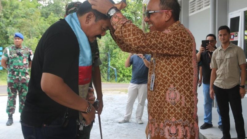 Bupati Belitung Djony Alamsyah Hidayat, S.Sos Sambut Kedatangan  Ketua Umum Pengurus Besar FORKI, Marsekal TNI (Purn) Hadi Tjahjanto, dalam rangka Pelantikan Pengurus FORKI  Propinsi Bangka Belitung.