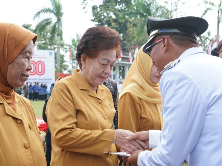 Pemkab Belitung Berikan Penghargaan Untuk Keluarga Pejuang Pada HUT RI