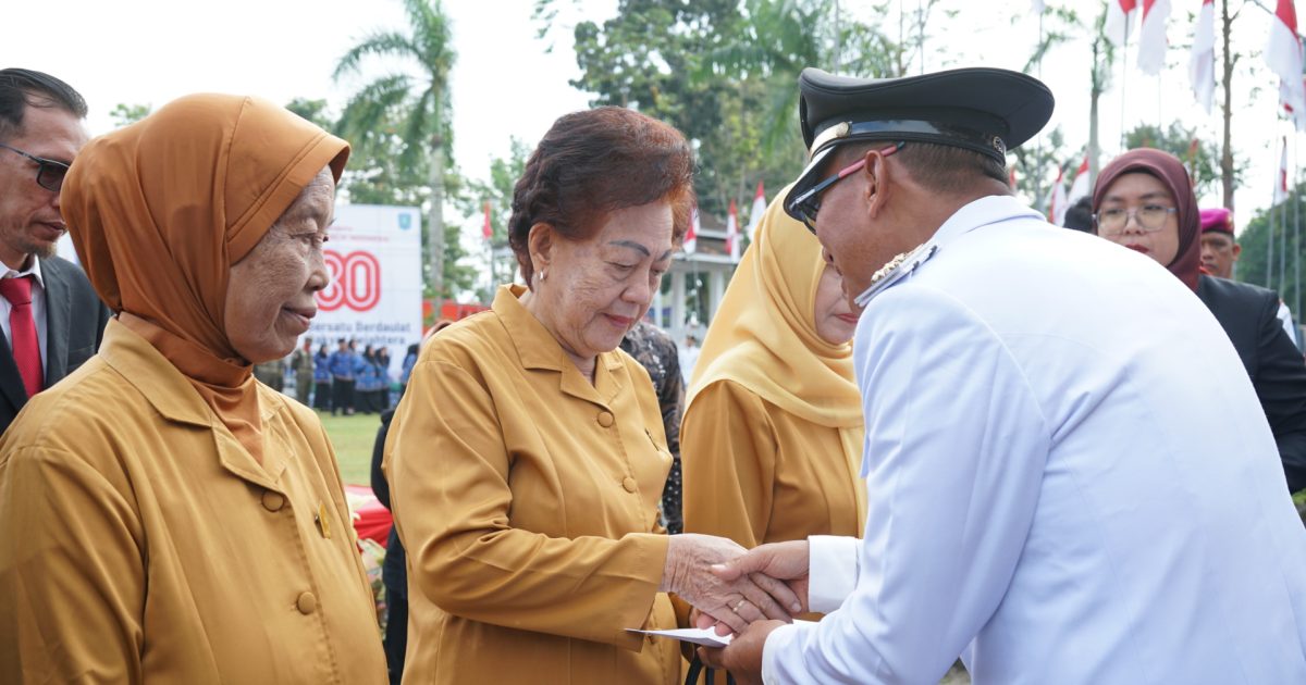 Pemkab Belitung Berikan Penghargaan Untuk Keluarga Pejuang Pada HUT RI