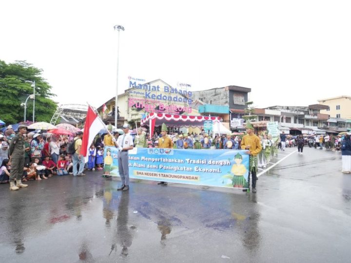 Hujan Tak Turunkan Antusiasme Warga Nonton Pawai Pembangunan Belitung