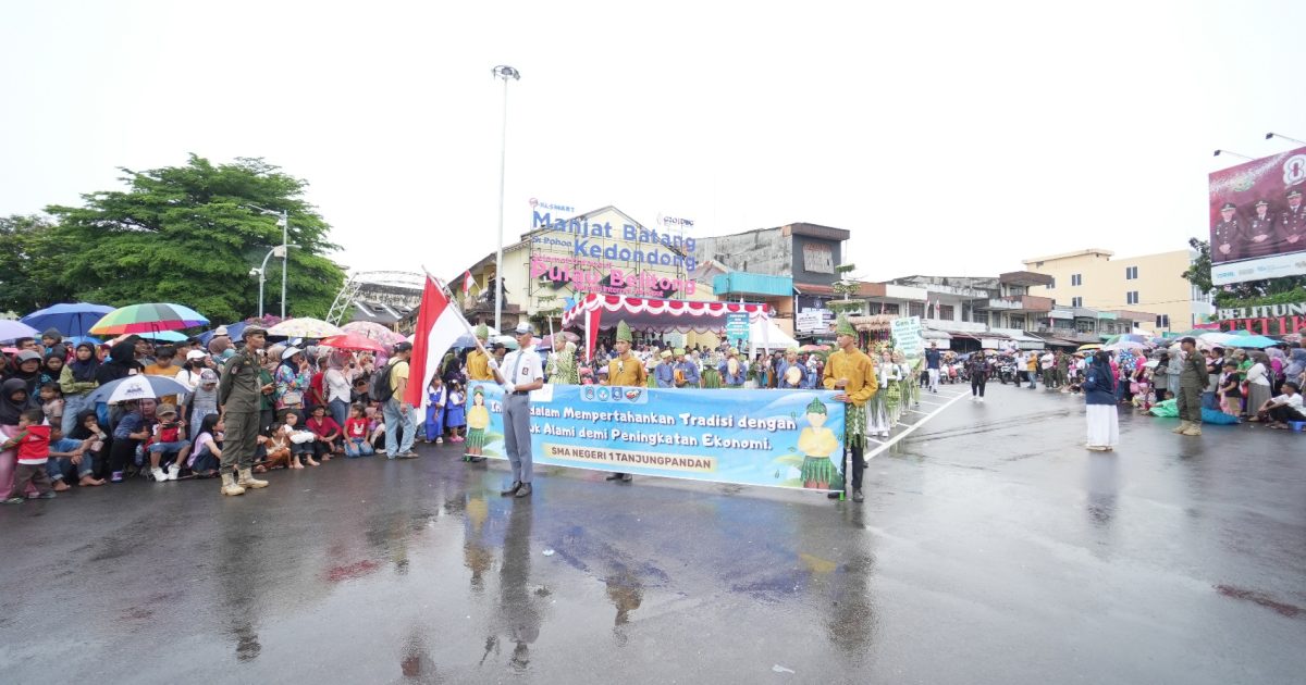 Hujan Tak Turunkan Antusiasme Warga Nonton Pawai Pembangunan Belitung