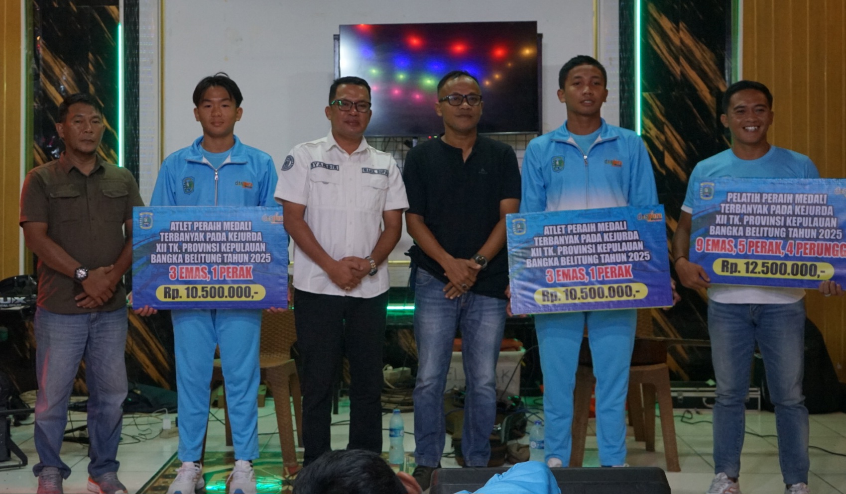 Atlet dan Pelatih Peraih Medali Di Kejurda Pelajar XII Terima Bonus Dari Pemkab Belitung