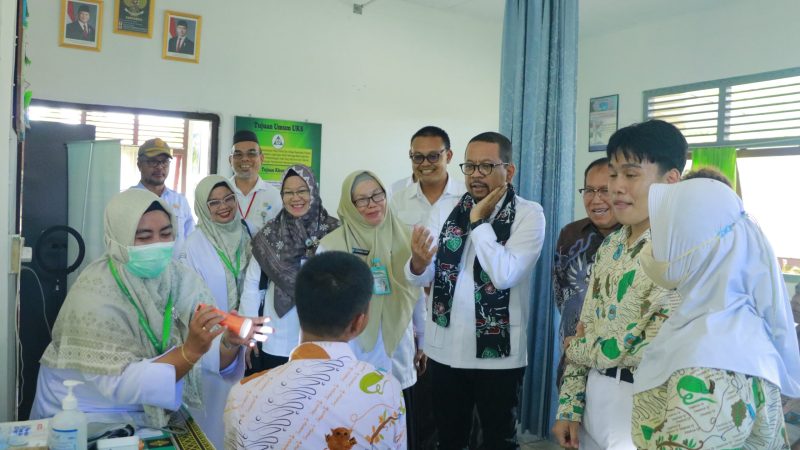 Kepala Staf Kepresidenan RI Tinjau Pelaksanaan Cek Kesehatan Gratis di SMAN 1 Tanjungpandan
