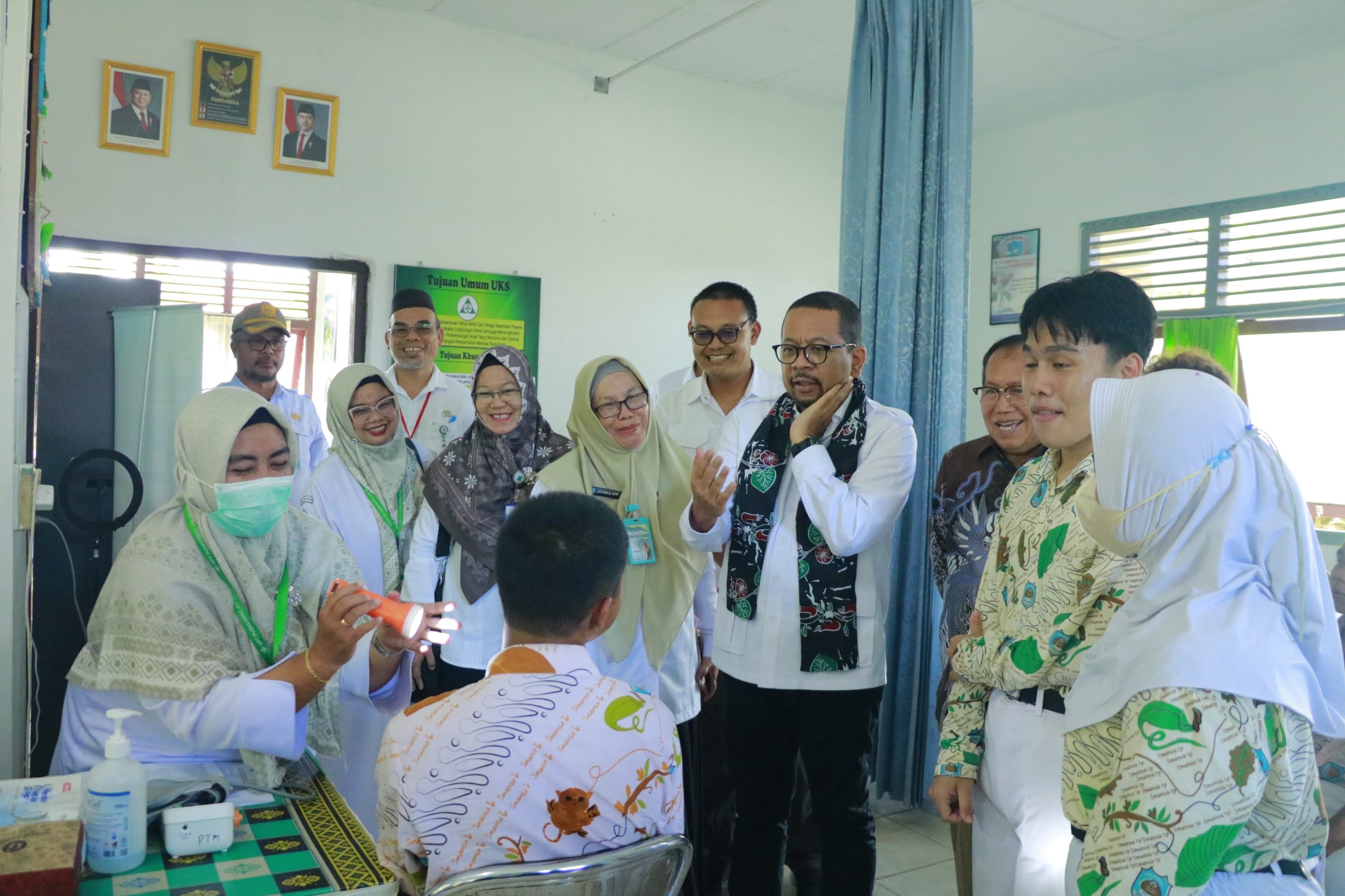 Kepala Staf Kepresidenan RI Tinjau Pelaksanaan Cek Kesehatan Gratis di SMAN 1 Tanjungpandan