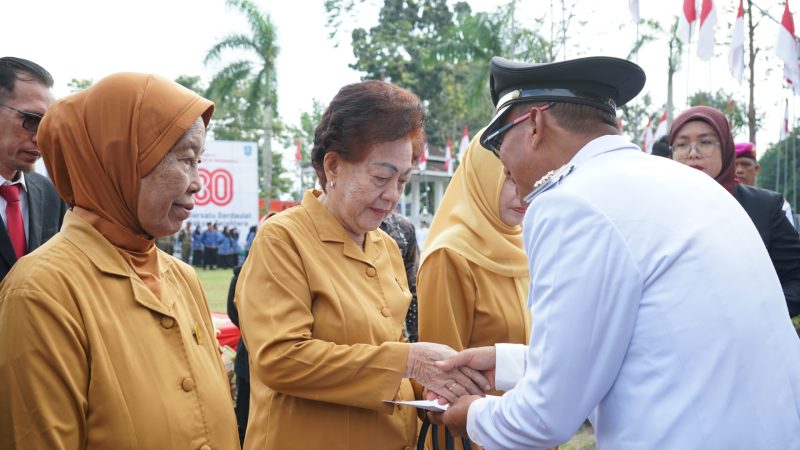 Pemkab Belitung Berikan Penghargaan Untuk Keluarga Pejuang Pada HUT RI
