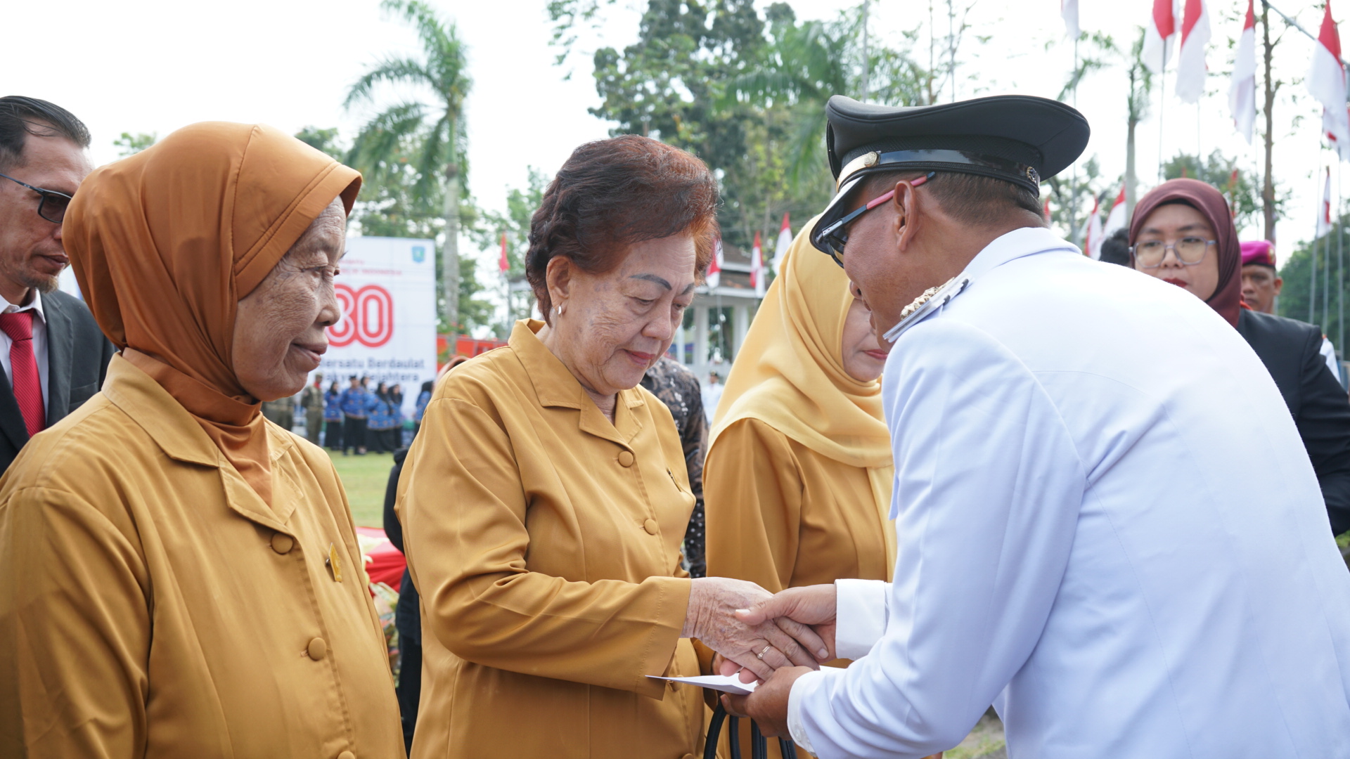 Pemkab Belitung Berikan Penghargaan Untuk Keluarga Pejuang Pada HUT RI