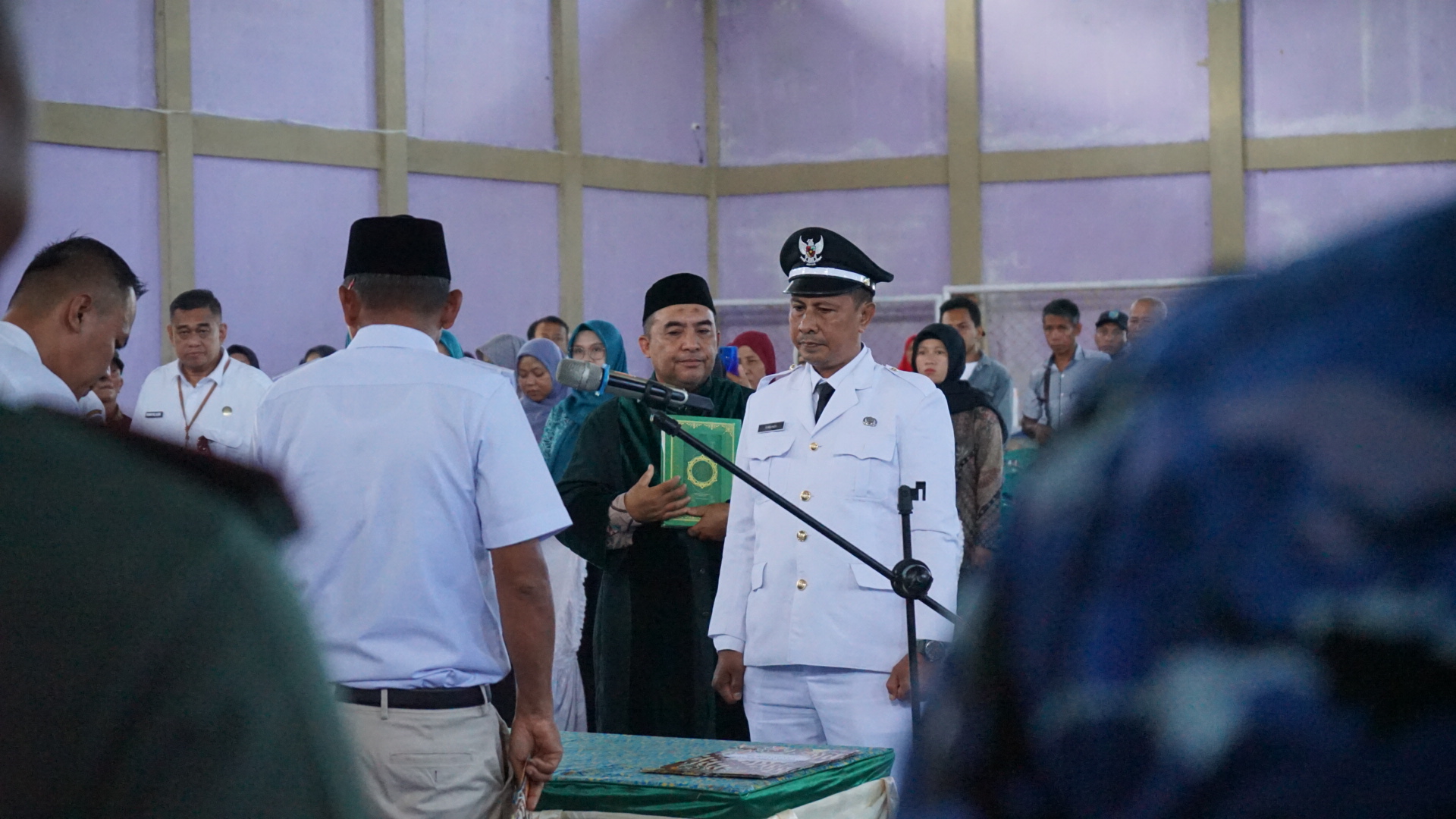 Iswandi Dilantik Jadi Kades Terong Paruh Waktu Hingga 2026
