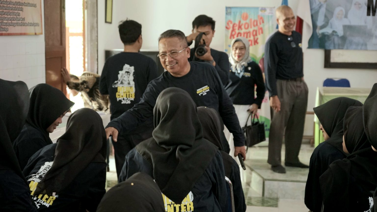 Dorong Generasi Muda Manfaatkan Smartphone Dengan Positif, Diskominfo Selenggarakan Media Center Goes to Shool di SMP N 1 Badau
